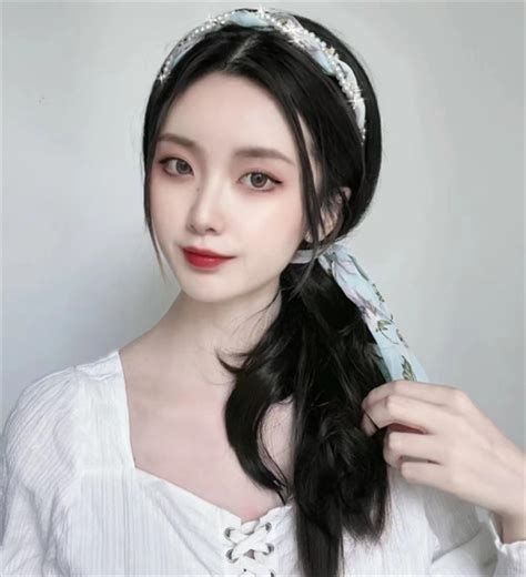 温柔短裙编发女生头像