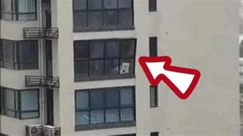 外墙瓷砖从20多层高楼坠落致4人受伤，监控记录惊险瞬间_凤凰网视频_凤凰网
