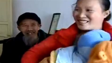 80多岁的坎温老人，几十年如一日，每天就这样坐在墙角做伞_凤凰网视频_凤凰网