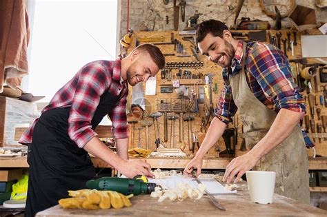 穿着工作服的木匠和在木工车间工作的小企业主高清图片下载-正版图片505286190-摄图网