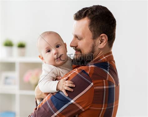家庭、为人父母和人的概念-快乐的父亲，家里有小男婴。人物特写合照高清摄影大图-千库网