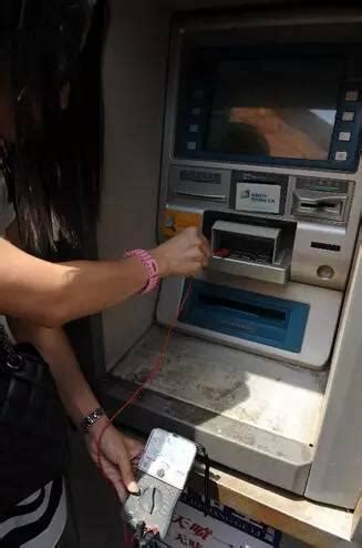 女子ATM机取钱遭电击 网友调侃生存难(3)_社会万象_99养生堂