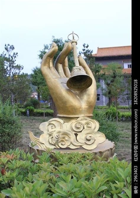 手拿铃铛雕刻高清图片下载_红动中国
