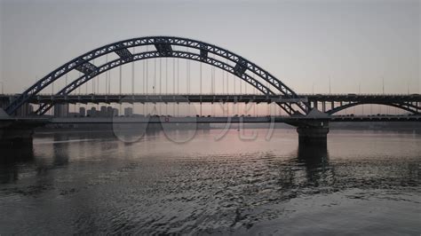 航拍杭州复兴大桥晨雾中的车流mp4格式视频下载_正版视频编号96099-摄图网