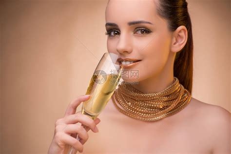 拿着香槟杯的年轻女人高清图片下载-正版图片507564189-摄图网