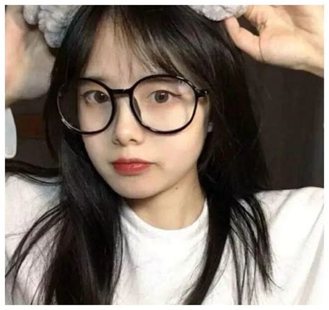 戴眼镜的动漫女头像图片