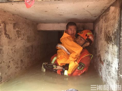 消防员抱着得救儿童图片_卡通手绘_编号12654999_红动中国