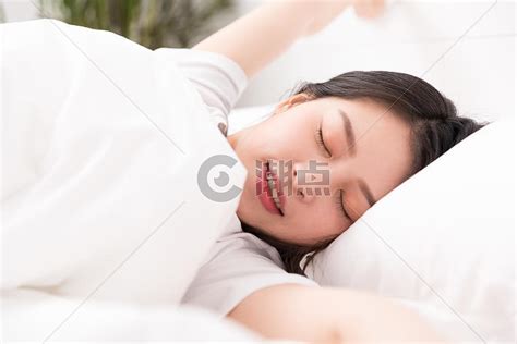 睡觉醒来的年轻女性摄影图6720*4480图片素材免费下载-编号730786-潮点视频