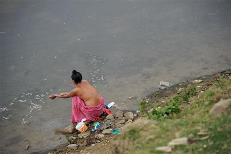 印度人有多开放？男女老少当街“露天洗澡”，中国人：没眼看！
