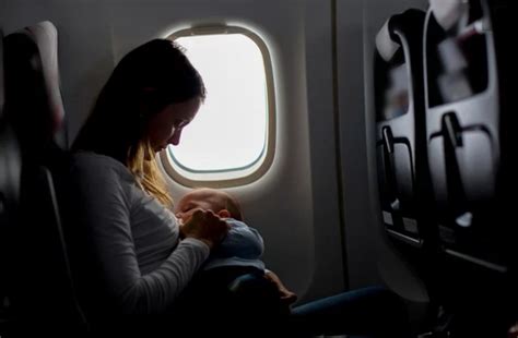 妈妈飞机上哺乳被空姐要求盖起来 引发争议_航空要闻_资讯_航空圈