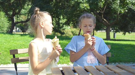 公园里拿着冰淇淋的小女孩mov4K视频素材下载-编号2486187-潮点视频