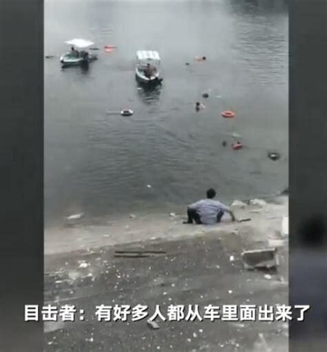 贵州一辆载有几十人的公交车突然转弯冲进水库，落水者自救画面被