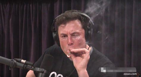 JRE上吸大麻的Elon Musk。马斯克在脱口秀节目上吸大麻，在推特上口直心快，怒天怒地，马斯克一直是这样一个人。|ZZXXO