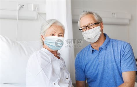 医学,健康安全大流行快乐的老人戴着口罩,以防止病疾病,医院病房看望他的妻子老年夫妇戴着口罩医院开会高清图片下载-正版图片300013646-摄图网
