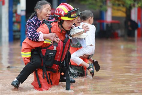 这些抗洪抢险中的感人瞬间温暖又有力_凤凰网资讯_凤凰网