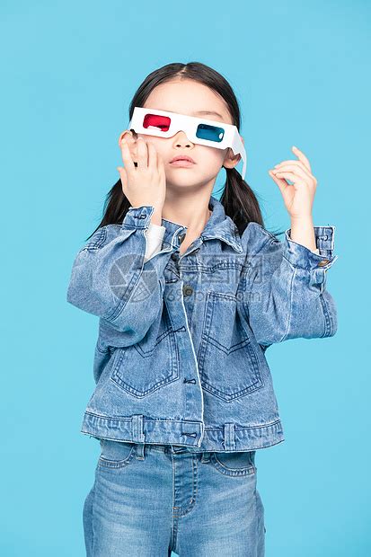 小女孩戴3D眼镜看电影高清图片下载-正版图片501563596-摄图网