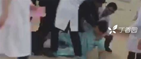 2人因排队起冲突，女子突然迁怒对方孩子扇巴掌，事后被警方带走_腾讯视频