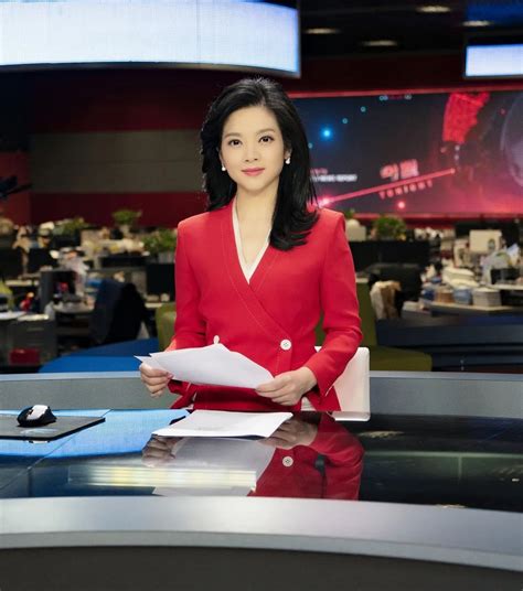 今天东方卫视东方新闻主持人, 穿蓝色衣服的.怎么老出错啊?-上海东方卫视最新的那个新闻女主持人叫什么名字？穿蓝色衣服的。