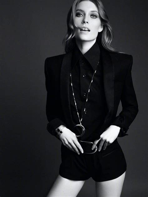 德国超模卡罗琳·洛斯伯格（Caroline Lossberg）为《Harper’s Bazaar