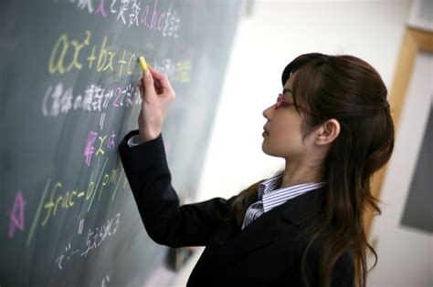 日本女老师体罚学生的方式，看着就心酸，只有七岁以后才会懂