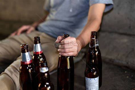 一个醉酒男子的肖像当着他的面高清图片下载-正版图片504107193-摄图网