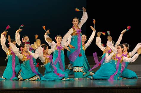 长鼓舞是朝鲜族民间舞蹈，历史悠久，在敦煌的北魏（公元386～534年）壁画中，已有类似长鼓的击鼓舞乐图。