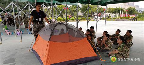成人中年男子搭帐篷高清图片下载-正版图片501850860-摄图网