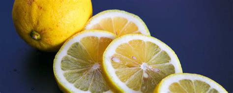 柠檬的功效与作用禁忌及吃法 柠檬有什么作用_知秀网
