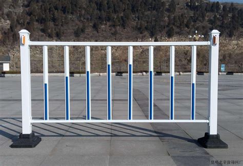 定 制蓝白喷塑隔离道路市政栏杆 交通安全隔离型锌钢市政护栏-阿里巴巴