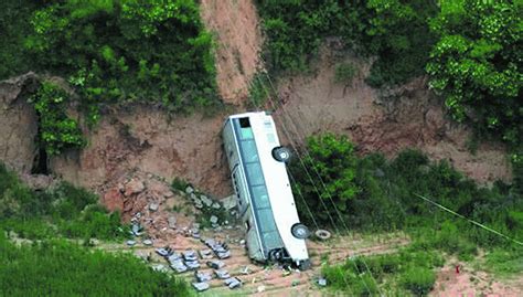 有惊无险！107国道鹤壁段同一地点发生3起车祸，下雨天一定要小心行驶！_事故