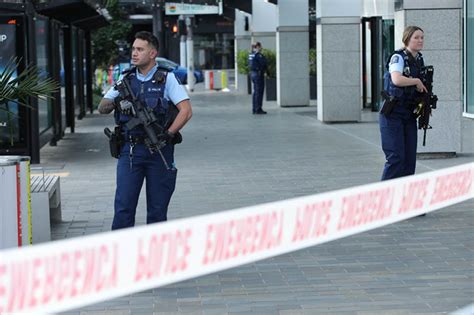 新西兰枪击案：凶手边枪击边直播，新西兰总理强烈谴责_手机新浪网