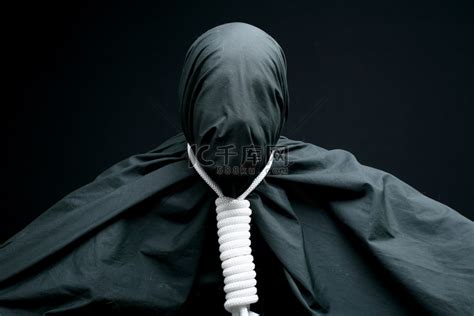黑色背景上脖子上挂着绳子的黑色 mime高清摄影大图-千库网