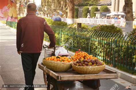 小伙贩卖水果月入可观，成交秘诀为和气生财|小伙|水果|顾客_新浪新闻
