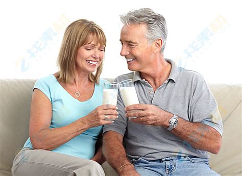 幸福的老年人喝牛奶素材_免抠摄影图片_免抠元素图片_第1张_红动中国