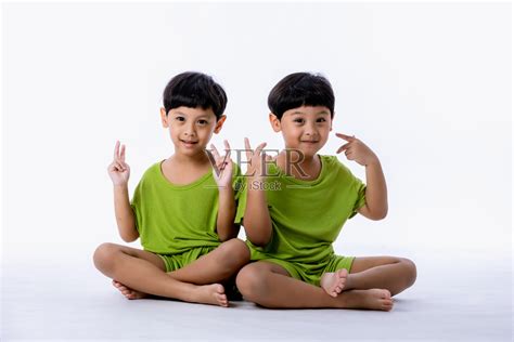 双胞胎,快乐,亚洲,两个人,注视镜头,兄弟,青少年,学龄前,水平画幅,古老的摄影素材,汇图网www.huitu.com
