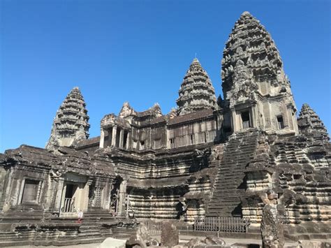 吴哥窟又称吴哥寺，被称作柬埔寨国宝，是世界上最大的庙宇