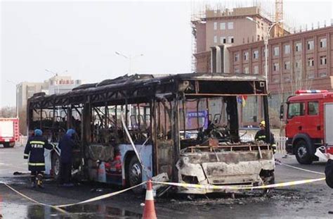 厦门一公交车突然冲上安全岛 事故造成4人受伤_厦门新闻_海峡网