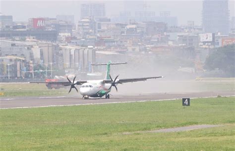 一架立荣航空公司的ATR 72-600飞机因两个轮胎破裂而被迫在台北紧急降落