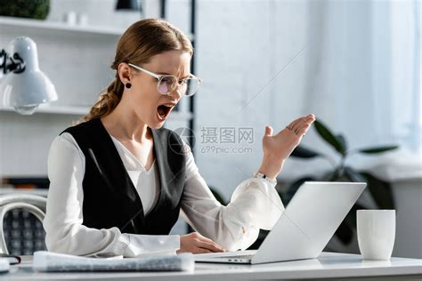 坐在计算机服务台和工作场所亲手操控的正规女商人身穿正式服高清图片下载-正版图片502848526-摄图网