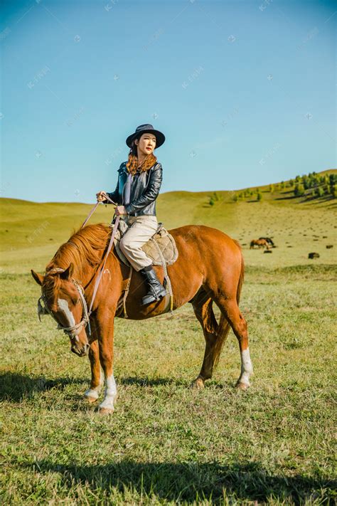 在草原上骑马的美女高清摄影大图-千库网