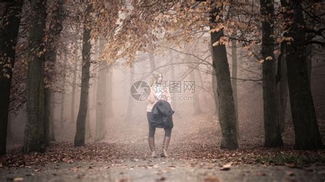 迷的秋天公园的女人时装年轻女孩穿着夹克女在森林寻找指导高清图片下载-正版图片304129187-摄图网