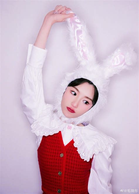 毛晓彤兔兔造型迎接新年 戴毛绒兔耳帽子萌趣养眼_新浪图片