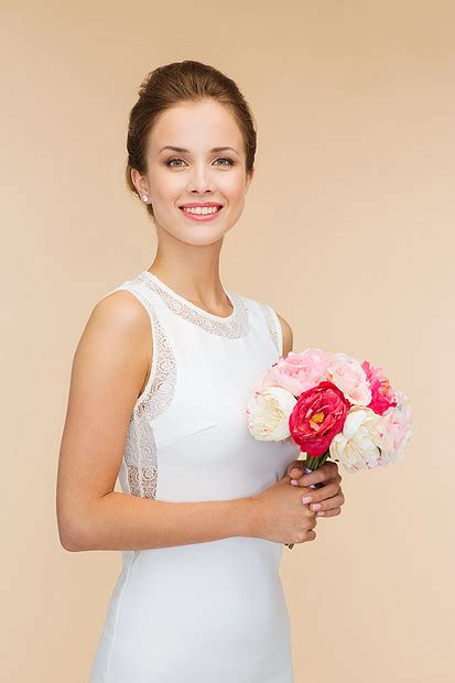 幸福,婚礼,假日庆祝微笑的新娘伴娘穿着白色的裙子,带着花高清图片下载-正版图片300666154-摄图网