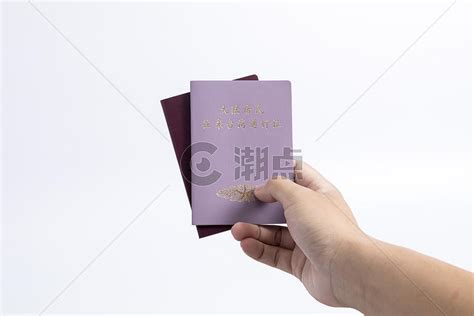 手拿护照和港澳台通行证摄影图6000*4000图片素材免费下载-编号613553-潮点视频