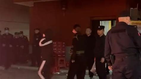 武汉警方接到群众举报赌博前去核查……|武汉警方|民警|服务员_新浪新闻