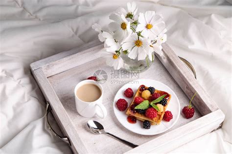 早上在床上为心爱的人吃早餐高清图片下载-正版图片504577566-摄图网