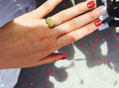 女子结婚时不要彩礼 戒指是弹壳做的 婚礼一切从简打破传统的“枷锁”_社会_中国小康网