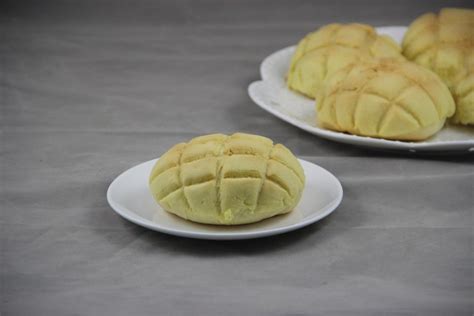 【酥皮菠萝包的做法步骤图，酥皮菠萝包怎么做好吃】xiao粒儿_下厨房