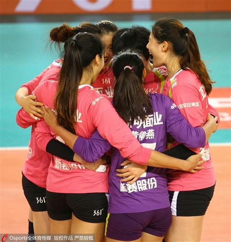 图文：八一女排夺联赛冠军 八一抱团-搜狐体育