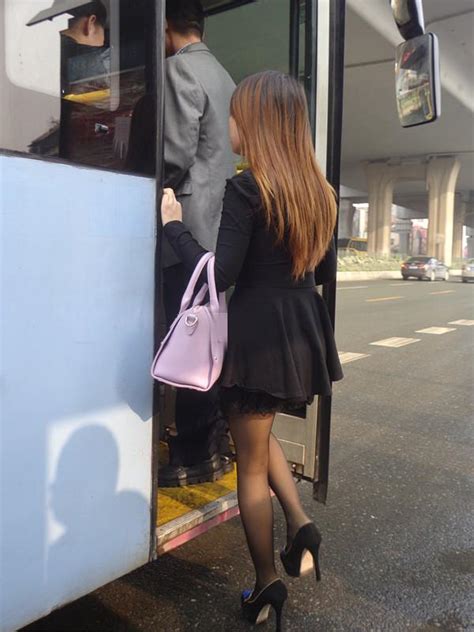 街拍: 公交车上美女穿黑丝超短裙, 春光无限!